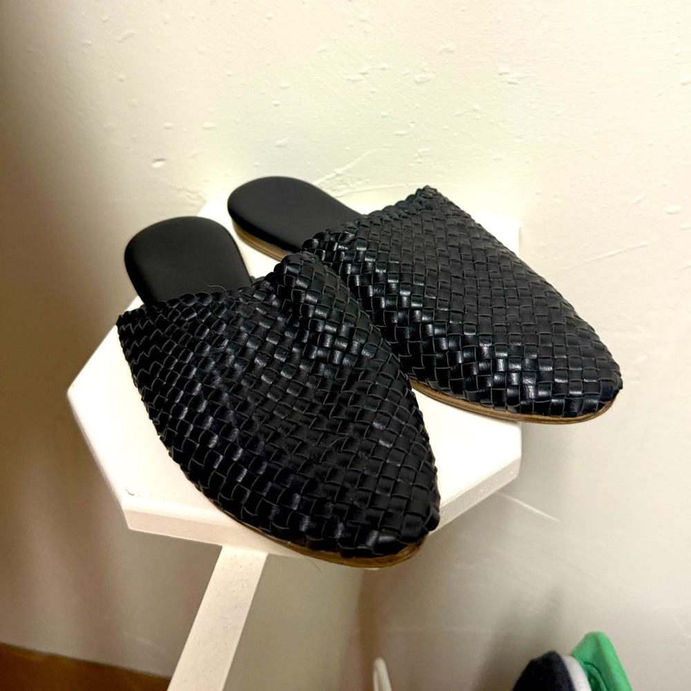 Relaxed biz casual black flats
